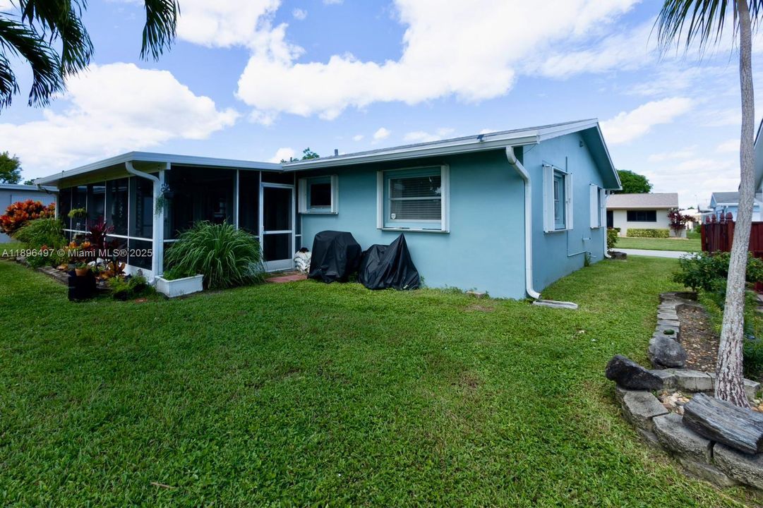 For Sale: $365,000 (2 beds, 2 baths, 1068 Square Feet)