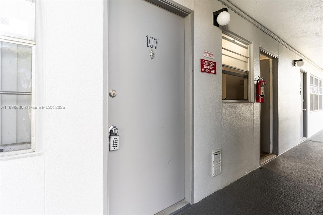 Под контрактом: $120,000 (1 спален, 1 ванн, 685 Квадратных фут)