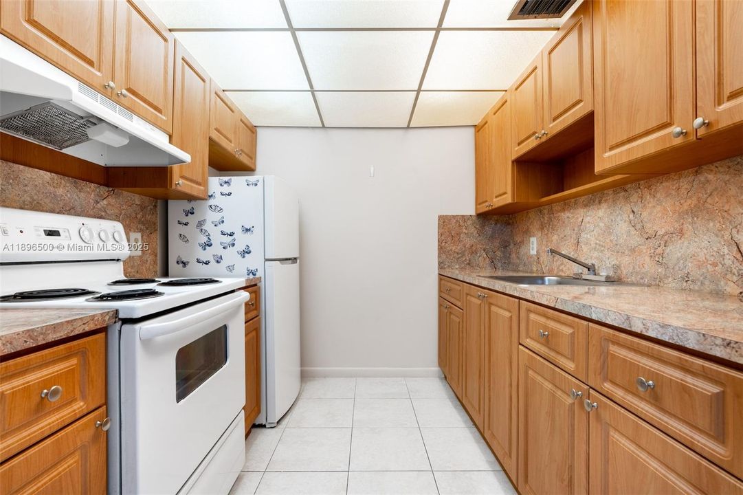 Под контрактом: $120,000 (1 спален, 1 ванн, 685 Квадратных фут)