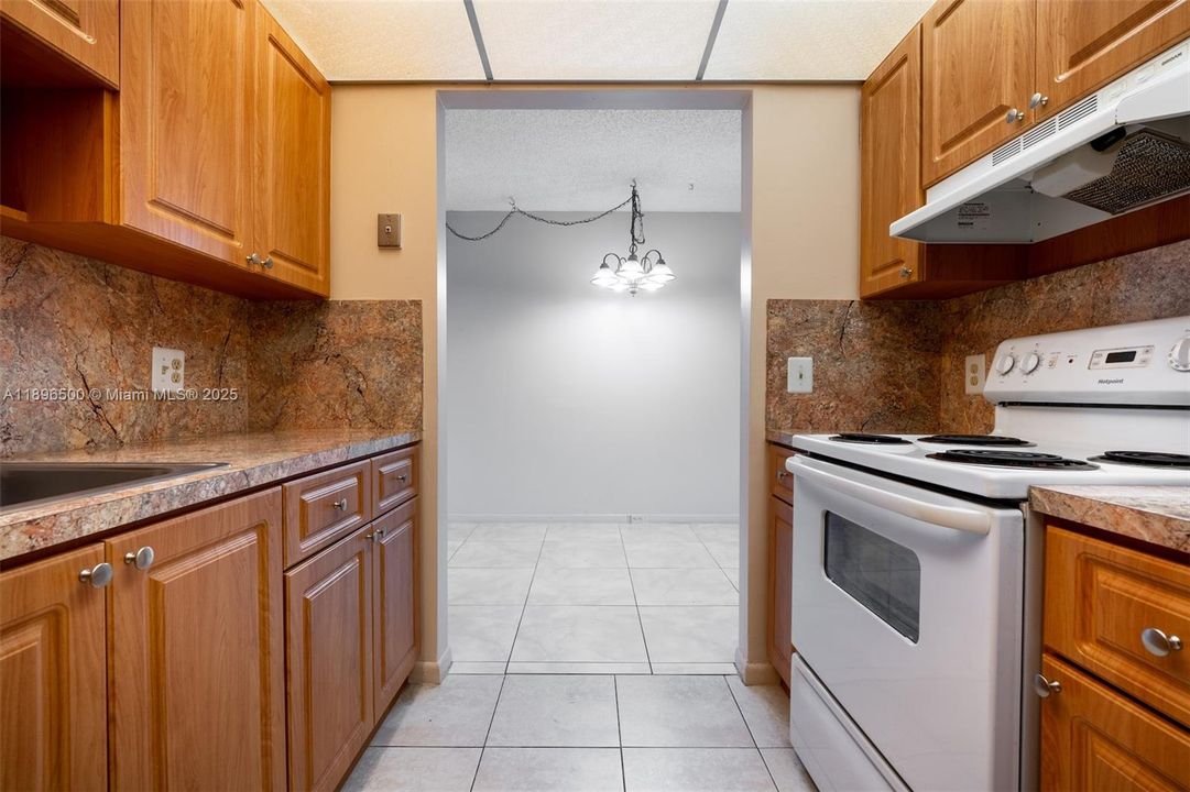 Под контрактом: $120,000 (1 спален, 1 ванн, 685 Квадратных фут)