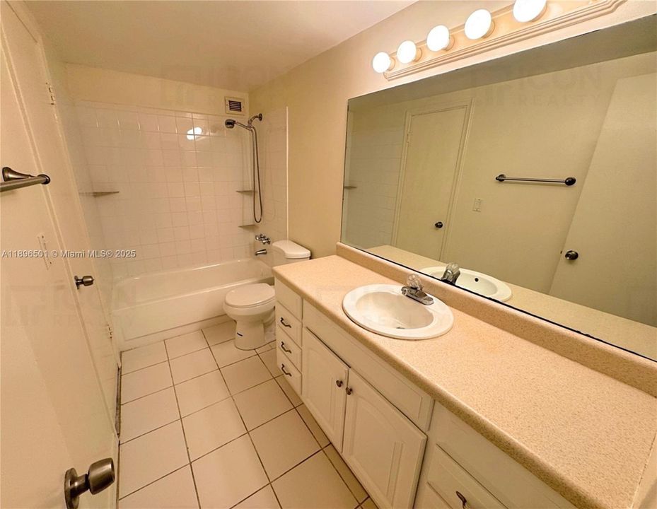 Под контрактом: $1,295 (1 спален, 1 ванн, 812 Квадратных фут)