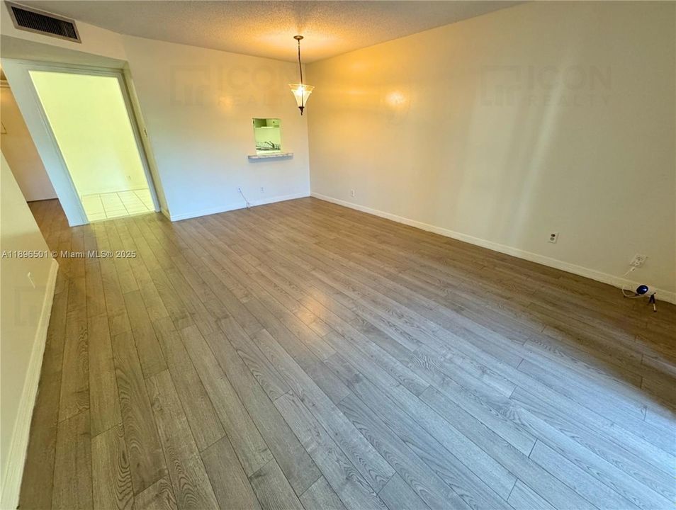 Под контрактом: $1,295 (1 спален, 1 ванн, 812 Квадратных фут)