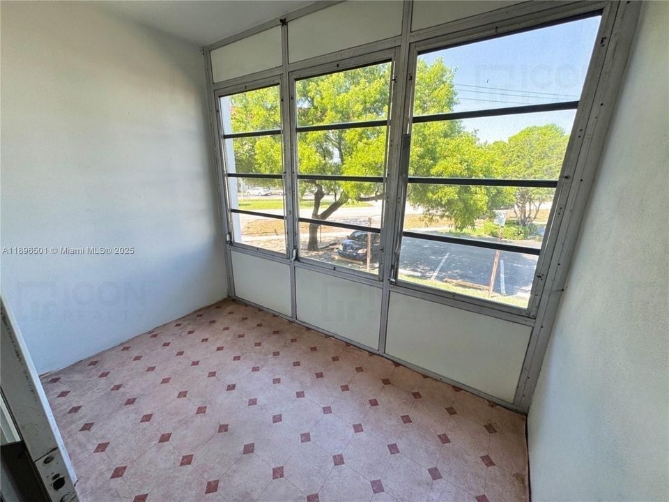 Под контрактом: $1,295 (1 спален, 1 ванн, 812 Квадратных фут)