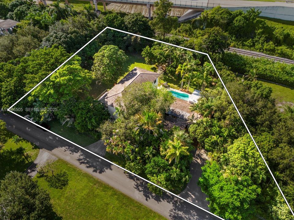 Active With Contract: $2,790,000 (5 beds, 5 baths, 5183 Square Feet)