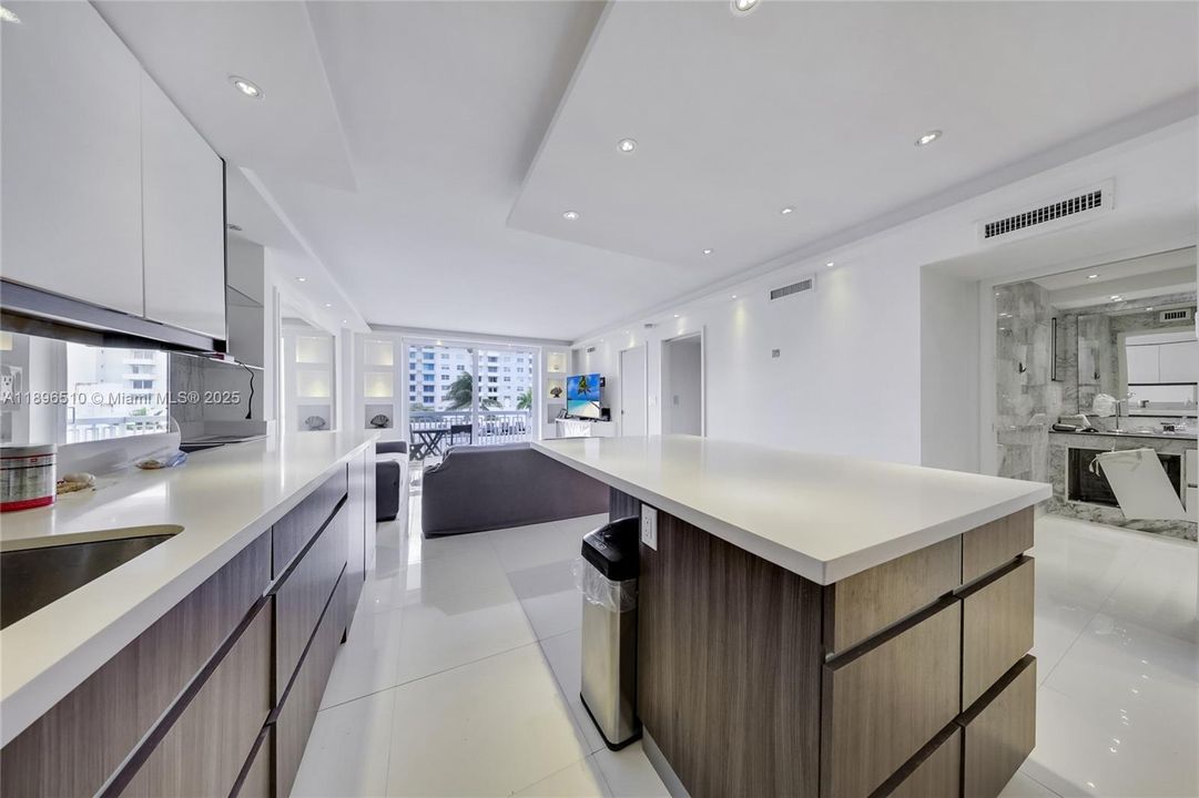 For Sale: $550,000 (1 beds, 1 baths, 655 Square Feet)