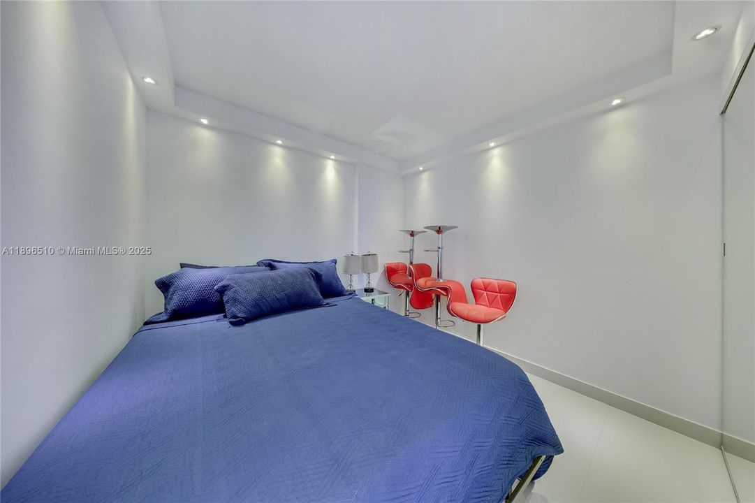 For Sale: $550,000 (1 beds, 1 baths, 655 Square Feet)