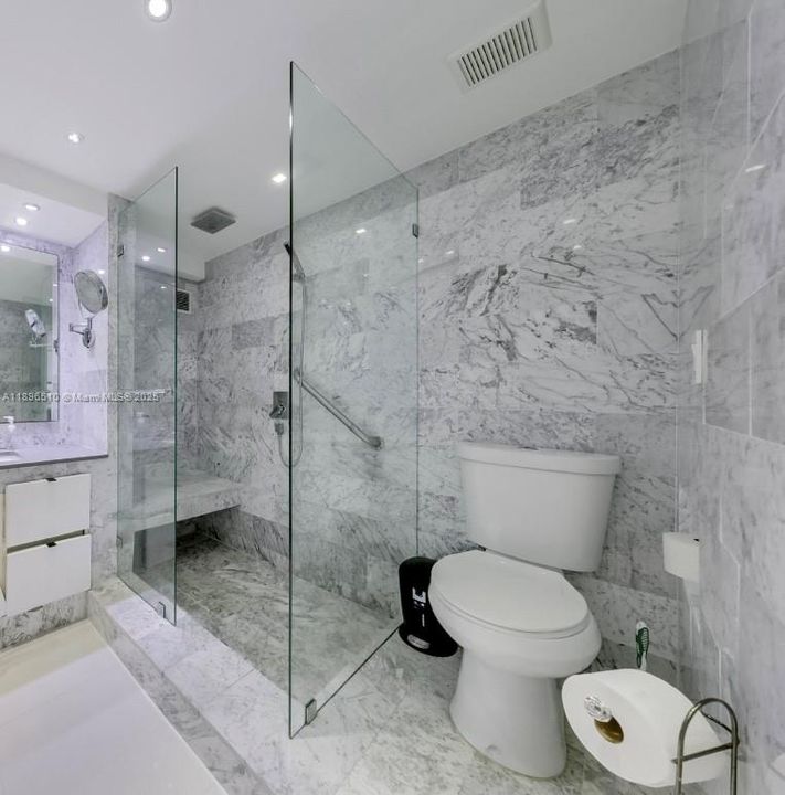 For Sale: $550,000 (1 beds, 1 baths, 655 Square Feet)