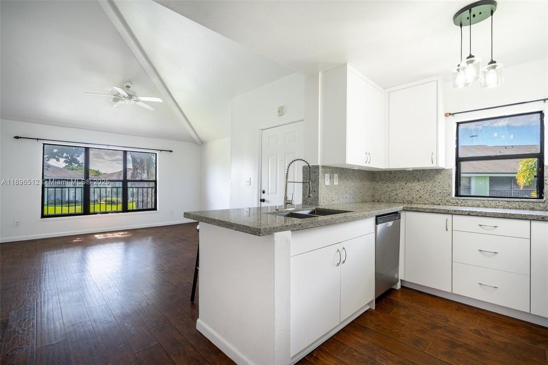 Active With Contract: $179,000 (1 beds, 1 baths, 595 Square Feet)