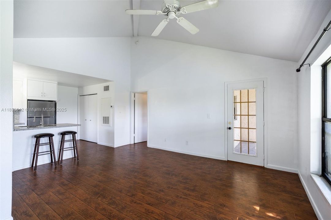 Active With Contract: $179,000 (1 beds, 1 baths, 595 Square Feet)