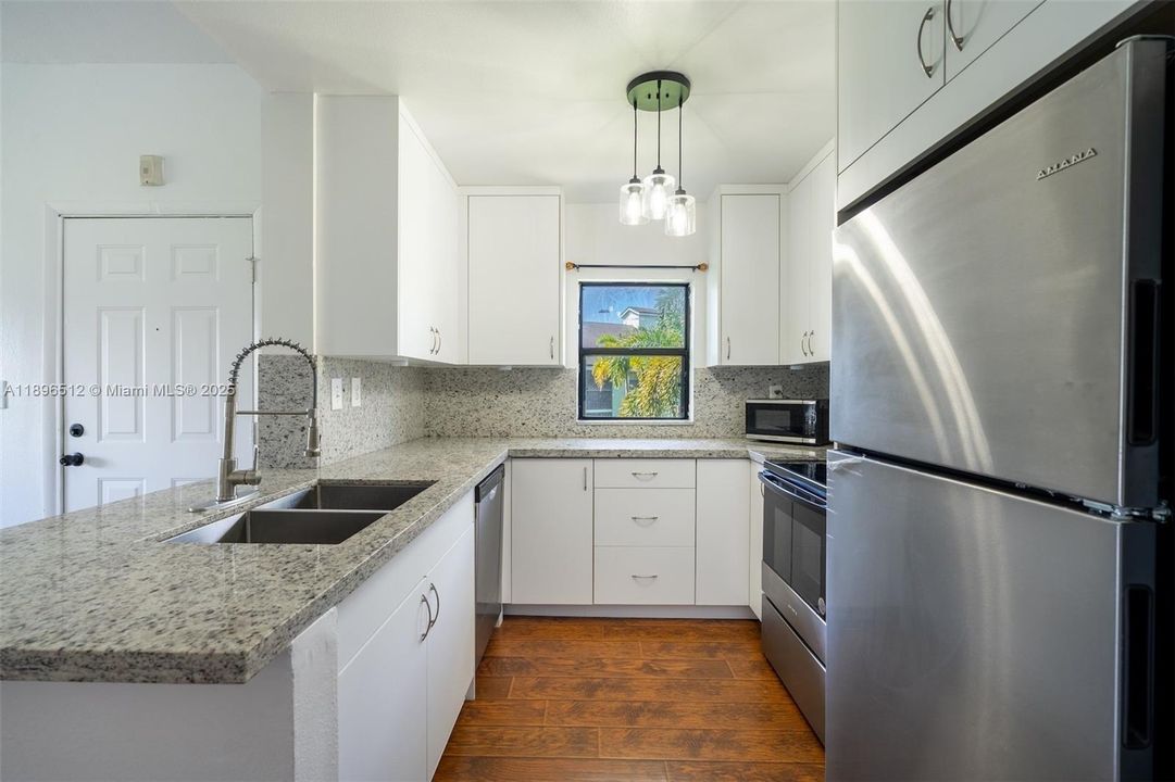 Active With Contract: $179,000 (1 beds, 1 baths, 595 Square Feet)