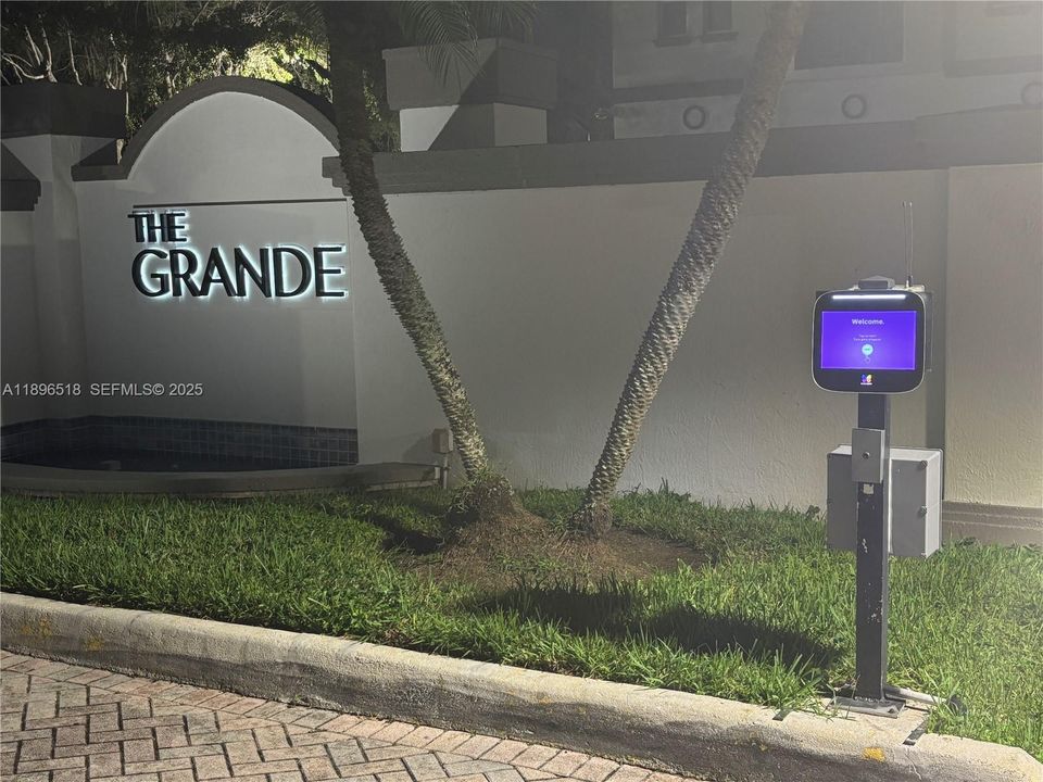 For Sale: $450,000 (2 beds, 2 baths, 1142 Square Feet)