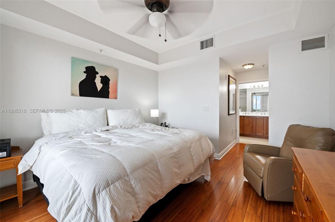 For Sale: $450,000 (2 beds, 2 baths, 1142 Square Feet)