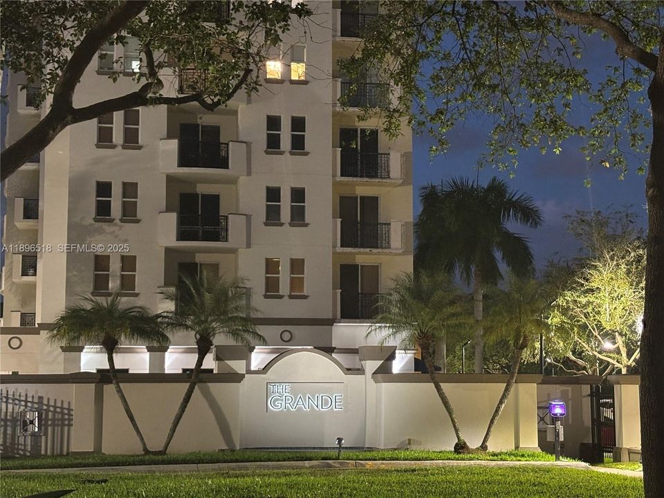 For Sale: $450,000 (2 beds, 2 baths, 1142 Square Feet)