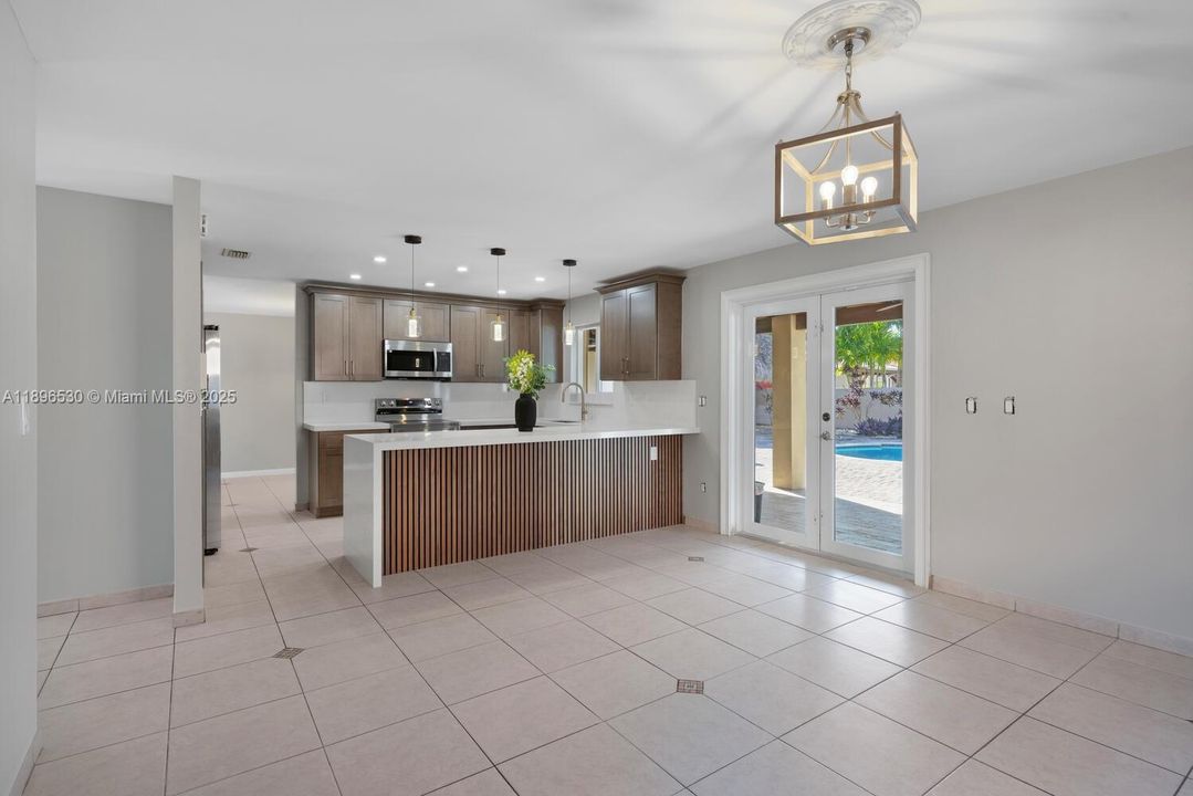 出租: $5,300 (4 贝兹, 2 浴室, 2082 平方英尺)