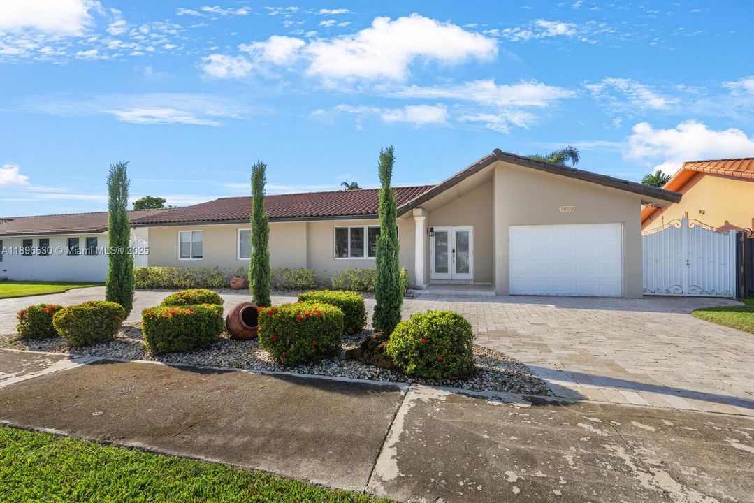 出租: $5,300 (4 贝兹, 2 浴室, 2082 平方英尺)