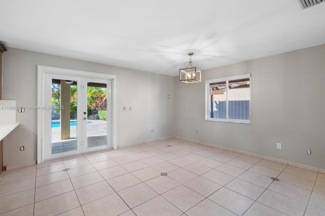 出租: $5,300 (4 贝兹, 2 浴室, 2082 平方英尺)