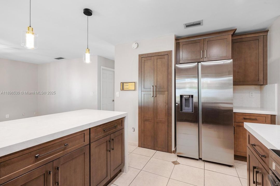 出租: $5,300 (4 贝兹, 2 浴室, 2082 平方英尺)