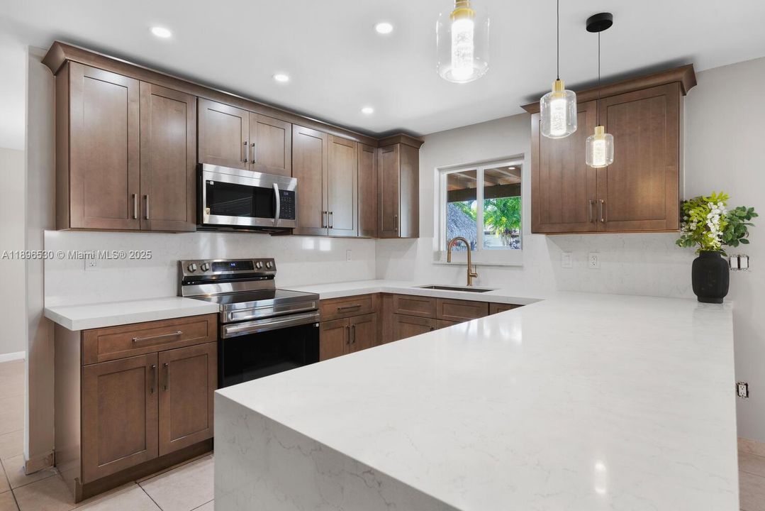 出租: $5,300 (4 贝兹, 2 浴室, 2082 平方英尺)