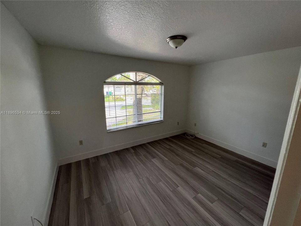 合同活跃: $4,000 (4 贝兹, 3 浴室, 2107 平方英尺)