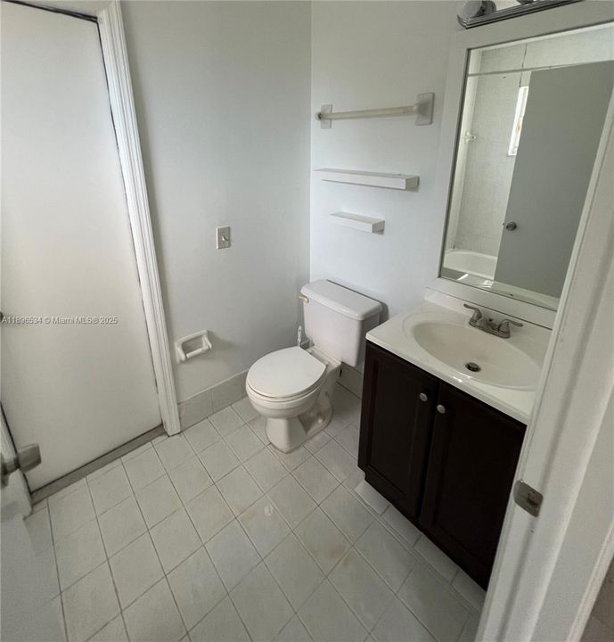 合同活跃: $4,000 (4 贝兹, 3 浴室, 2107 平方英尺)