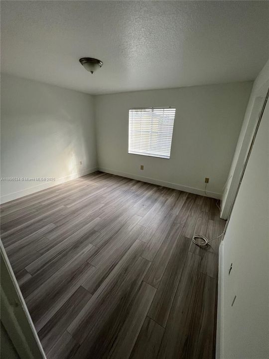 合同活跃: $4,000 (4 贝兹, 3 浴室, 2107 平方英尺)