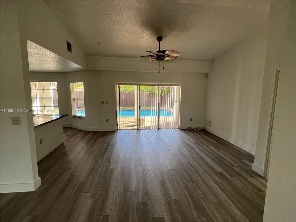 合同活跃: $4,000 (4 贝兹, 3 浴室, 2107 平方英尺)