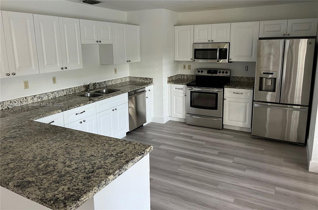 合同活跃: $4,000 (4 贝兹, 3 浴室, 2107 平方英尺)