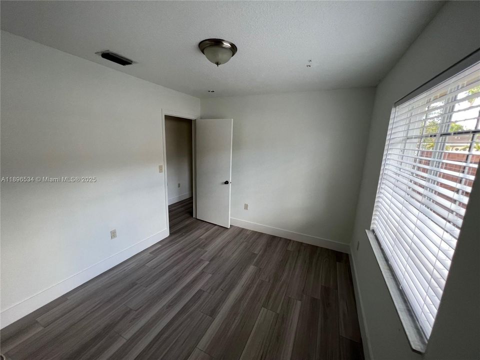 合同活跃: $4,000 (4 贝兹, 3 浴室, 2107 平方英尺)