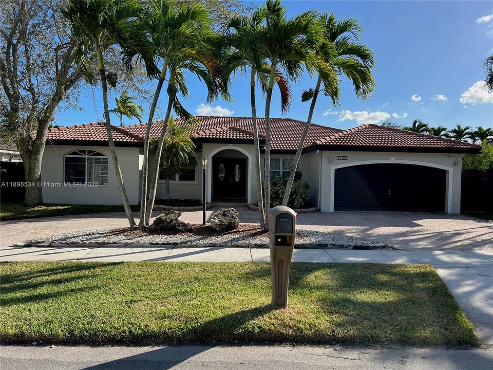 合同活跃: $4,000 (4 贝兹, 3 浴室, 2107 平方英尺)