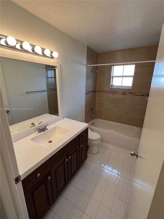 合同活跃: $4,000 (4 贝兹, 3 浴室, 2107 平方英尺)