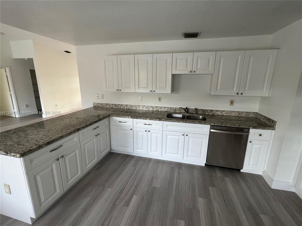 合同活跃: $4,000 (4 贝兹, 3 浴室, 2107 平方英尺)