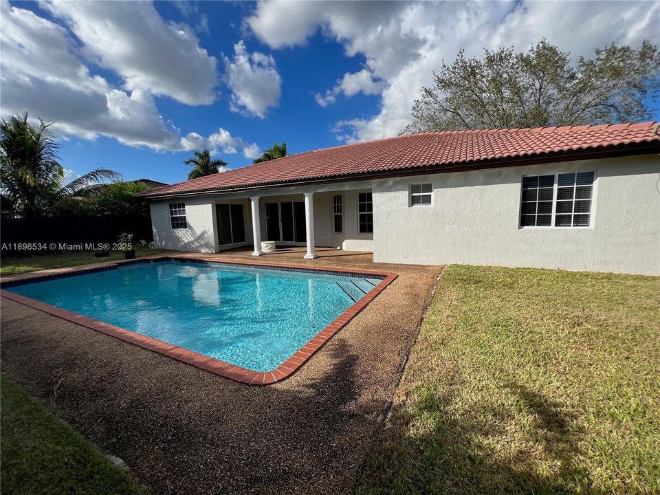 合同活跃: $4,000 (4 贝兹, 3 浴室, 2107 平方英尺)