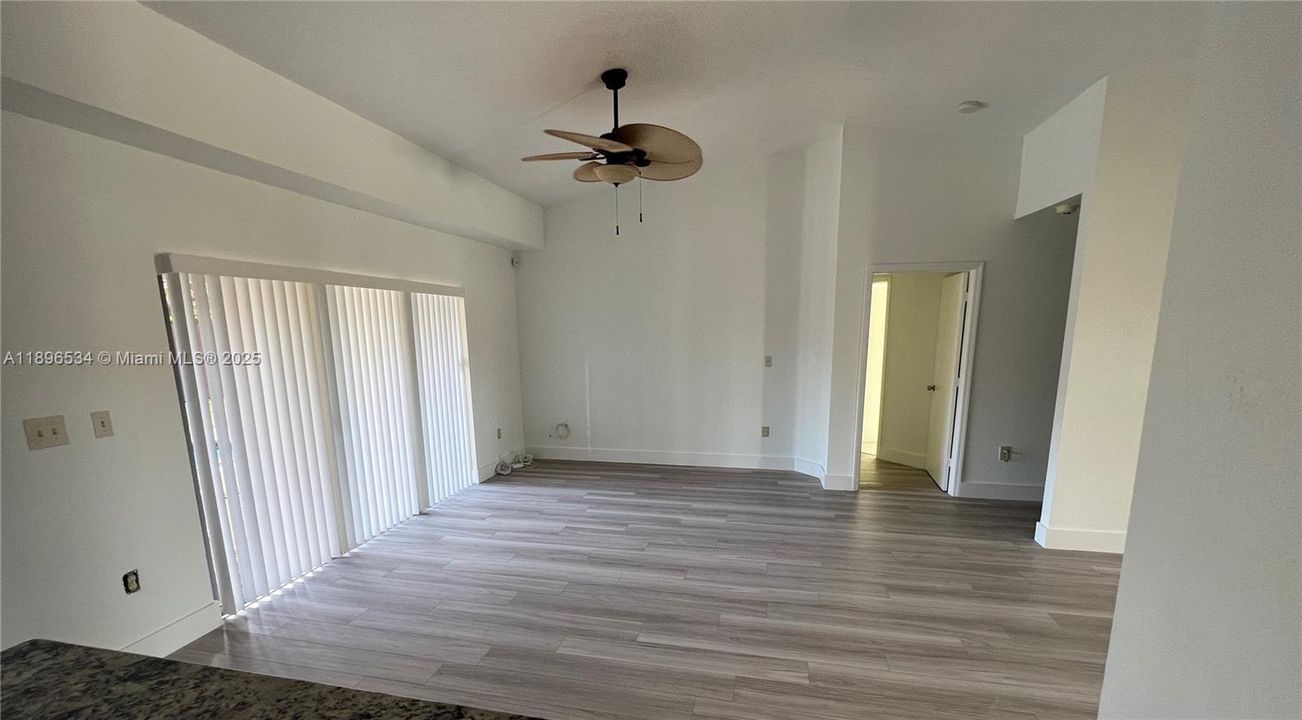 合同活跃: $4,000 (4 贝兹, 3 浴室, 2107 平方英尺)