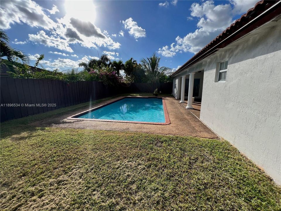 合同活跃: $4,000 (4 贝兹, 3 浴室, 2107 平方英尺)