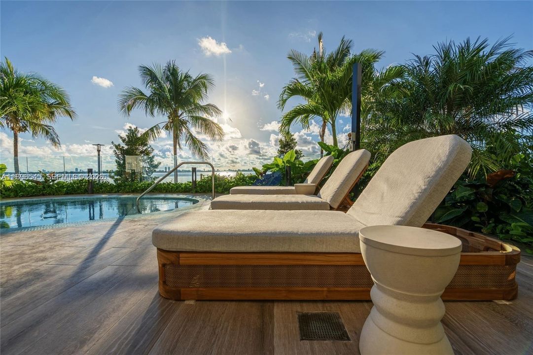 待售: $1,697,000 (2 贝兹, 3 浴室, 1545 平方英尺)