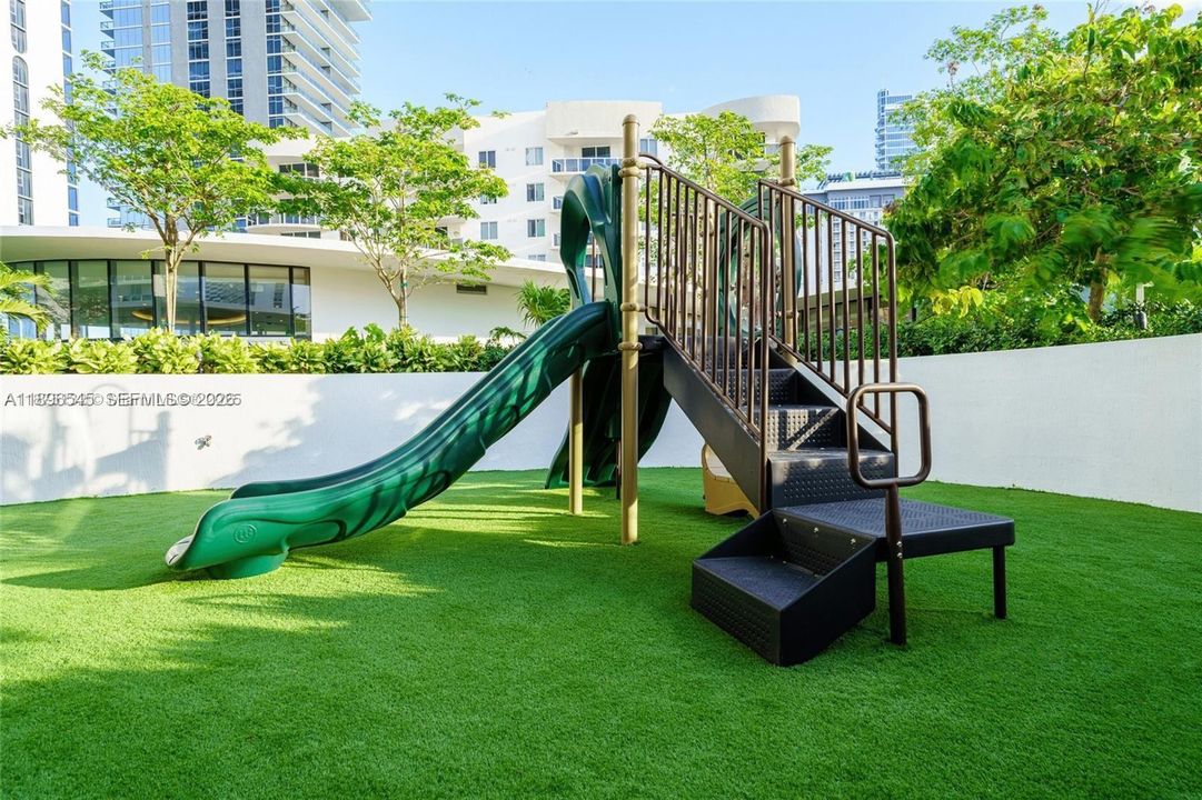 待售: $1,697,000 (2 贝兹, 3 浴室, 1545 平方英尺)