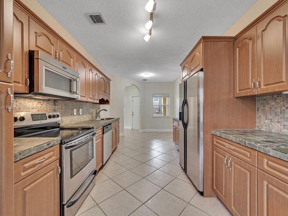 For Rent: $3,000 (3 beds, 2 baths, 1679 Square Feet)