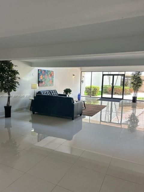 For Rent: $2,100 (1 beds, 1 baths, 812 Square Feet)