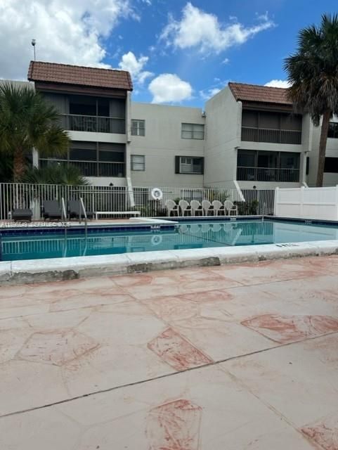 For Rent: $2,100 (1 beds, 1 baths, 812 Square Feet)