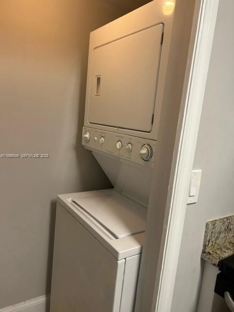 For Rent: $2,100 (1 beds, 1 baths, 812 Square Feet)