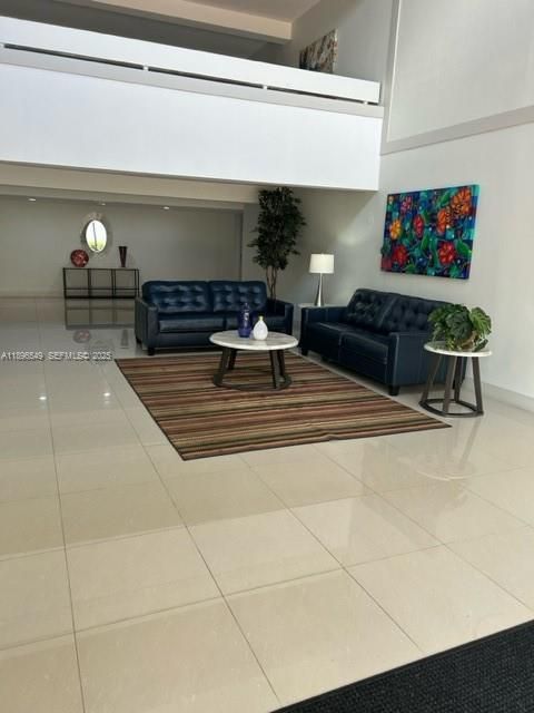 For Rent: $2,100 (1 beds, 1 baths, 812 Square Feet)