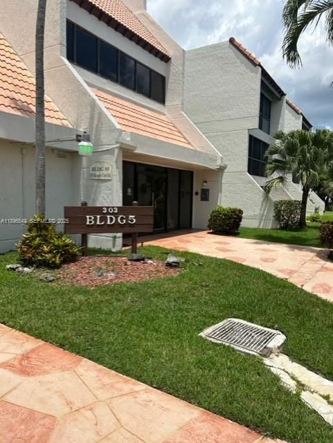 For Rent: $2,100 (1 beds, 1 baths, 812 Square Feet)