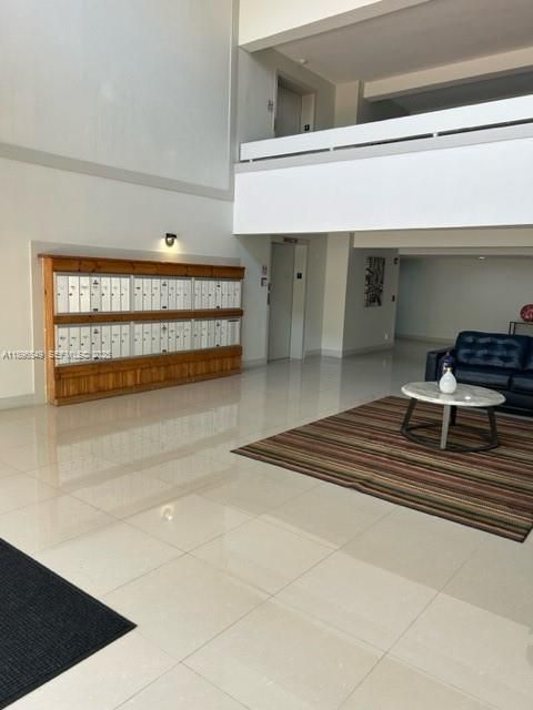 For Rent: $2,100 (1 beds, 1 baths, 812 Square Feet)