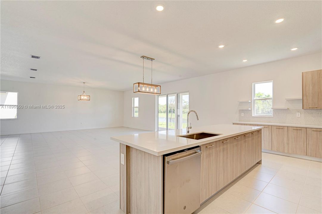 For Sale: $1,850,000 (5 beds, 4 baths, 3958 Square Feet)