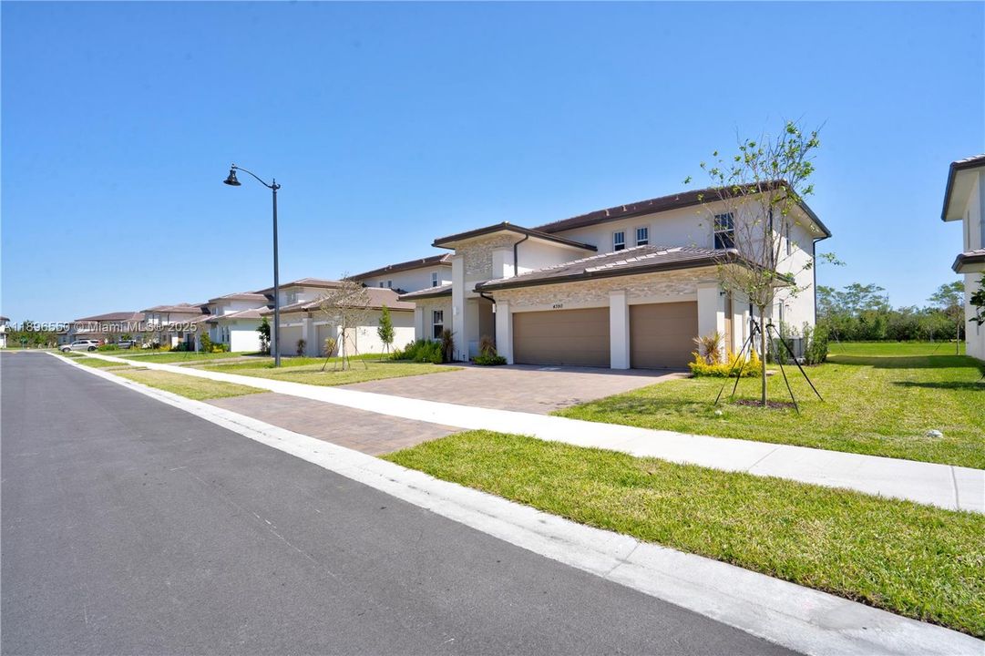 For Sale: $1,850,000 (5 beds, 4 baths, 3958 Square Feet)