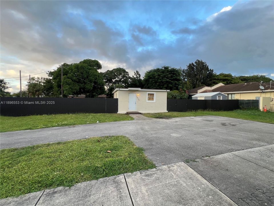 最近租的: $1,750 (2 贝兹, 1 浴室, 567 平方英尺)