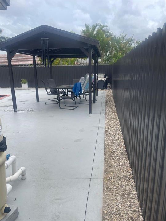 Active With Contract: $700,000 (4 beds, 2 baths, 1970 Square Feet)