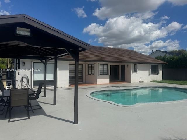 Active With Contract: $700,000 (4 beds, 2 baths, 1970 Square Feet)