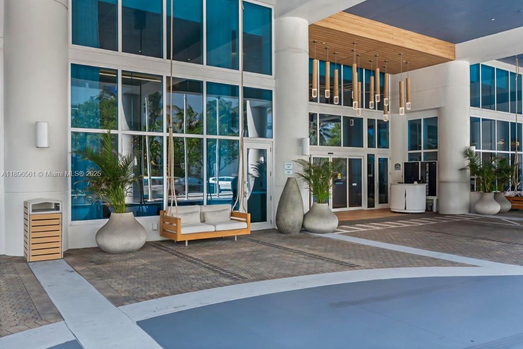 For Sale: $450,000 (1 beds, 2 baths, 1028 Square Feet)