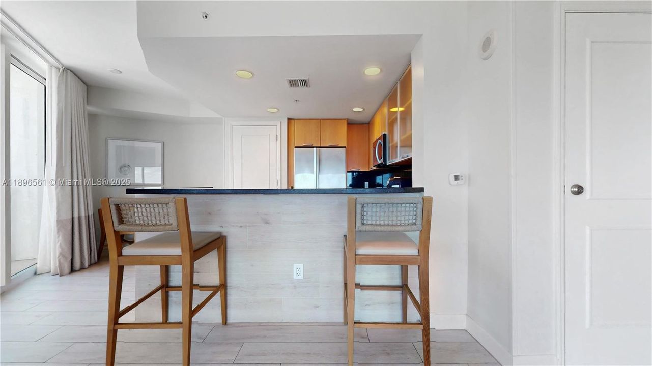 For Sale: $450,000 (1 beds, 2 baths, 1028 Square Feet)